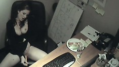 Spy cam films a hot office babe as she comes plowing her squelching slit